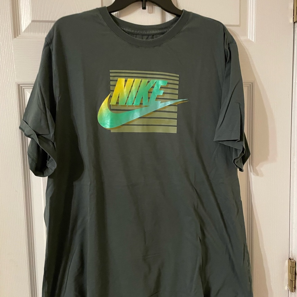 Nike Men's Green T-Shirt